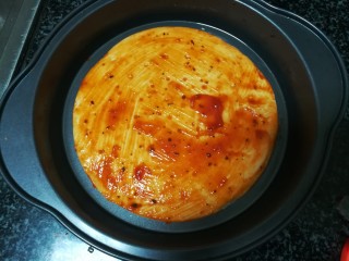 12、甜脆可口的缤纷披萨,刷好了披萨酱