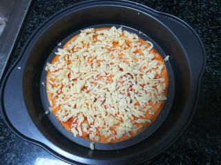 13、甜脆可口的缤纷披萨,撒一层奶酪丝