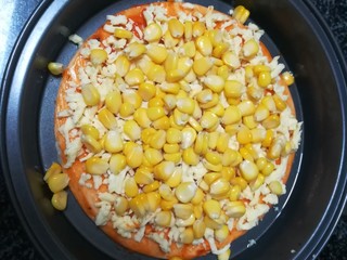 14、甜脆可口的缤纷披萨,铺上玉米粒