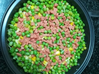 15、甜脆可口的缤纷披萨,铺上豌豆仁，火腿粒