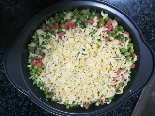 16、甜脆可口的缤纷披萨,再铺一层奶酪丝