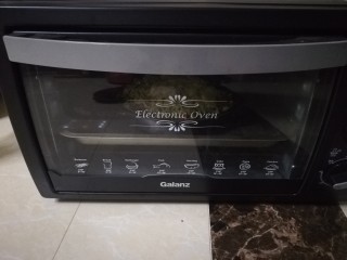 17、甜脆可口的缤纷披萨,烤箱180度，中层，上下火，15分钟就好了。