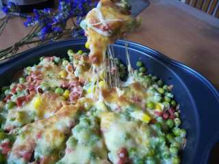 18、甜脆可口的缤纷披萨,香喷喷的，还很有嚼劲的，香中带甜，甜中带脆的缤纷披萨就做好了。