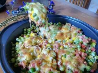 19、甜脆可口的缤纷披萨,真的非常好吃，放学回来的儿子，一口气就吃了三分之一呢。