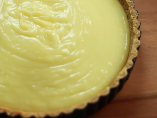 11、免焗柠檬挞,倒入先前做好的挞皮，用刮刀刮平表面，完成后，冷藏至少3小时