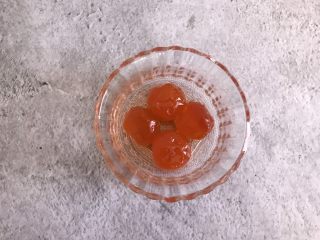 1、网红咸蛋黄饼干,咸蛋黄刷上食用油，放烤箱里180度烤10分钟