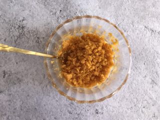 2、网红咸蛋黄饼干,烤好后压碎备用