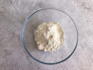 3、网红咸蛋黄饼干,低筋面粉中加入白糖和盐