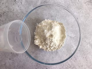 4、网红咸蛋黄饼干,倒入清水