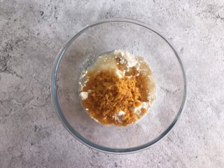 6、网红咸蛋黄饼干,最后倒入捣碎的咸蛋黄