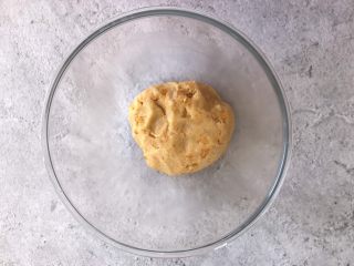 7、网红咸蛋黄饼干,揉成面团