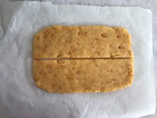 10、网红咸蛋黄饼干,擀成5mm厚的薄片，横着中间切开