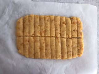 11、网红咸蛋黄饼干,然后竖着切成长条