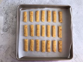 12、网红咸蛋黄饼干,摆入烤盘，放入提前预热好的烤箱上下火170度烤20分钟