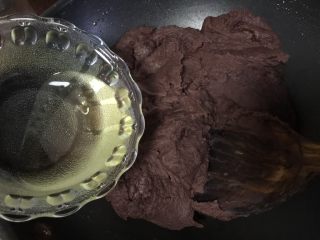 14、#甜食#红豆沙,等红豆将油吸收了，再倒入少许油继续翻炒