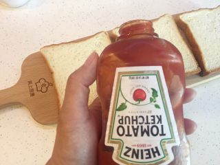 2、懒人菜谱快手早餐～面包火腿芝士披萨????,番茄酱我选的是亨氏，任意品牌的都可以哈