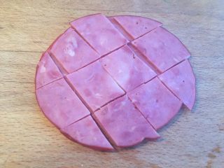 6、懒人菜谱快手早餐～面包火腿芝士披萨????,切成小块备用