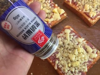 12、懒人菜谱快手早餐～面包火腿芝士披萨????,每片上面撒少许黑胡椒碎