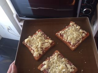 13、懒人菜谱快手早餐～面包火腿芝士披萨????,放入预热好的烤箱，210度上下火烤制约12分钟即可，边烤边观察，不要烤过了哦