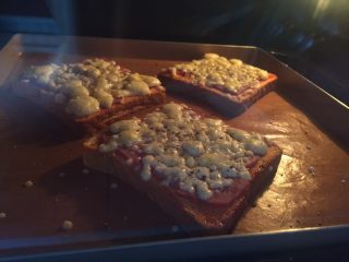 15、懒人菜谱快手早餐～面包火腿芝士披萨????,210度上下火烤5分钟，更多奶酪碎融化