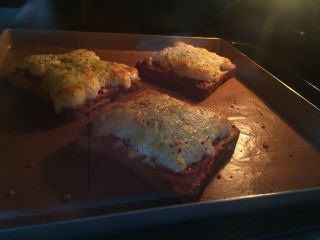 16、懒人菜谱快手早餐～面包火腿芝士披萨????,烤制约12分钟左右，表面上色后即可