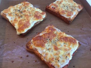 17、懒人菜谱快手早餐～面包火腿芝士披萨????,出炉
