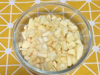 2、缤纷水果披萨,苹果切成小颗