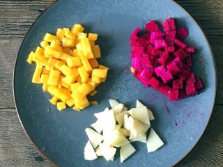 3、缤纷水果披萨,火龙果切成小颗