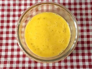 4、缤纷水果披萨,鸡蛋打散