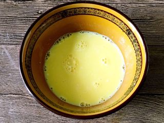 5、缤纷水果披萨,倒入100ml配方奶，搅拌均匀。