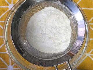 6、缤纷水果披萨,筛入面粉