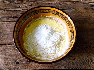 7、缤纷水果披萨,筛后的面粉很细腻，不容易起疙瘩。