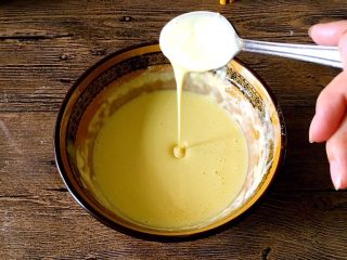 8、缤纷水果披萨,搅拌后的蛋糊成浓稠的流水状