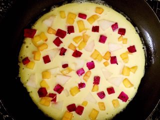 9、缤纷水果披萨,热锅，刷油。转小火，倒入蛋液，铺上水果，盖上盖子焖4分钟左右。关火再焖2分钟。
