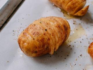 3、风琴土豆,放入烤箱,上火200度、下火220度,50分钟。