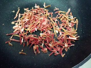 6、金华火腿伍仁馅,中小火热锅，锅热后把火腿丝放进去翻炒