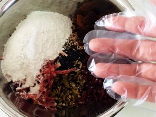 9、金华火腿伍仁馅,戴上一次性手套