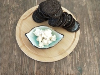 3、南瓜酸奶慕斯,饼干用勺子去掉夹心