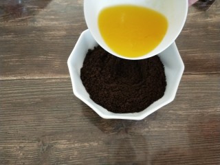 6、南瓜酸奶慕斯,将溶化的黄油倒入饼干碎中,搅拌均匀