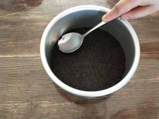 7、南瓜酸奶慕斯,拌好的饼干放模具中,用勺子压实放冰箱冷藏