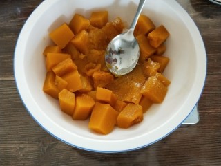 9、南瓜酸奶慕斯,蒸好的南瓜取380g,加入白糖拌匀压泥(最好用料理机打成泥)