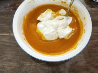 11、南瓜酸奶慕斯,加入酸奶并搅拌细腻的慕斯液