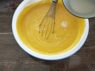 12、南瓜酸奶慕斯,加入吉利丁液并拌匀