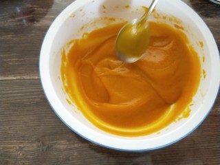 10、南瓜酸奶慕斯,细腻的南瓜泥如图这样,取出30g南瓜泥备用