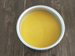 13、南瓜酸奶慕斯,倒入模具,并震动几下震出大气泡,小的气泡用牙签扎破,放冰霜冷藏1小时