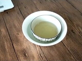 14、南瓜酸奶慕斯,凉开水中加5g吉利丁粉,并隔水溶化