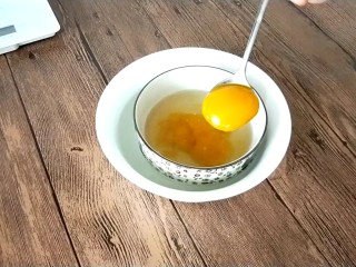 15、南瓜酸奶慕斯,吉利丁粉完全溶解后加入30g南瓜泥拌匀