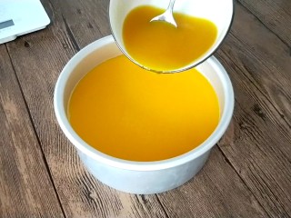 16、南瓜酸奶慕斯,再倒入慕斯中做镜面,再放回冰箱冷藏3小时以上。不喜欢镜面的可以省略14~16步