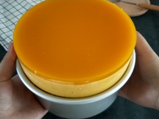 17、南瓜酸奶慕斯,冷藏好的慕斯,用热帕子捂捂或电吹风吹模具边缘1分钟,模具底放一个杯子,双手扶着模具边缘往下按,就轻松脱模了