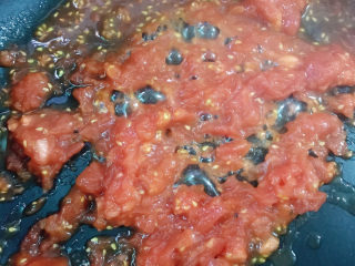 10、芒果披萨,锅中放少许橄榄油，放入番茄碎